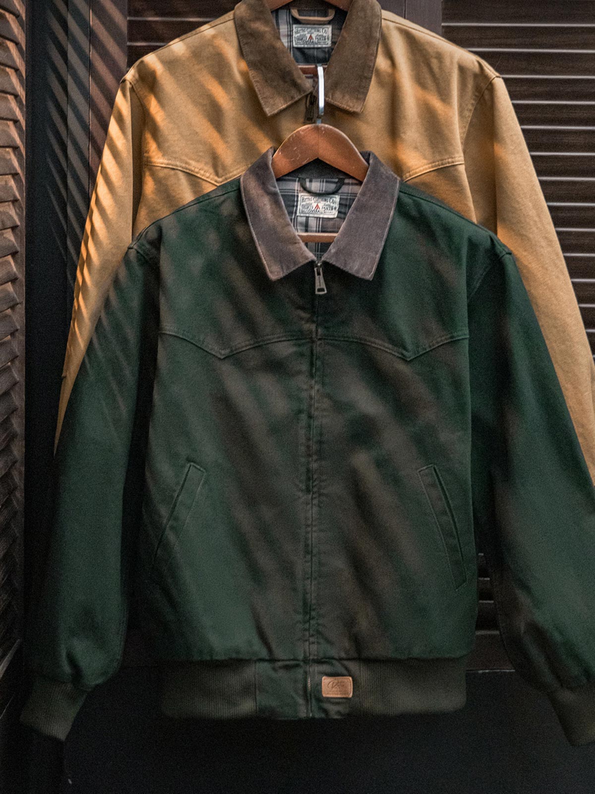 製品画像: ヴィンテージ ヘビーウェイト サンタフェキャンバスジャケット
詳細画像: ジャケットのディテール、レザーエンボスロゴとブロンズジップ