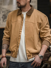 詳細画像: ジャケットのディテール、レザーエンボスロゴとブロンズジップ
モデル画像: モデルが着用するヴィンテージ ヘビーウェイト サンタフェキャンバスジャケット