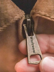 製品画像: ヴィンテージ ヘビーウェイト サンタフェキャンバスジャケット
詳細画像: ジャケットのディテール、レザーエンボスロゴとブロンズジップ