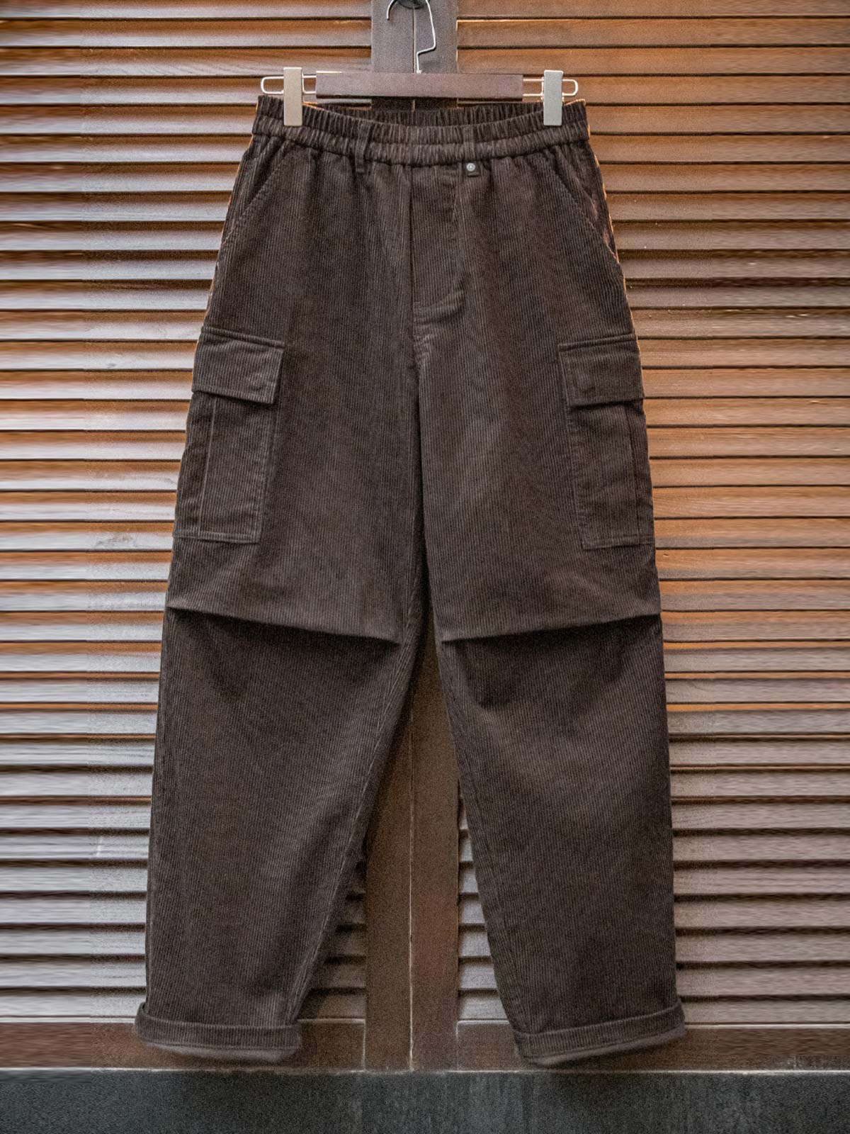 製品画像: ヴィンテージ コーデュロイ アコーディオンプリーツ ワイドストレートワークパンツ メンズ 正面全景
詳細画像: コーデュロイワークパンツのアコーディオンプリーツポケットとリベット、補強されたベルトループのディテール