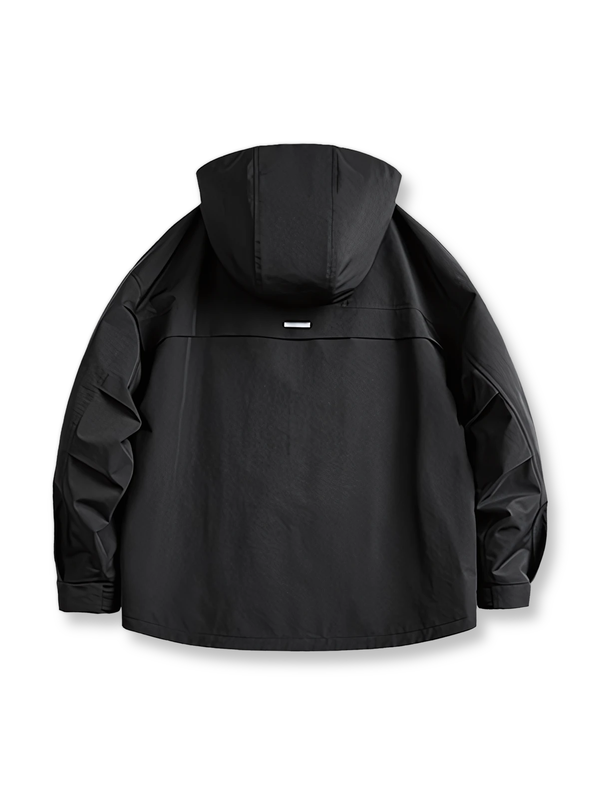 製品画像: 三つポケット撥水性フード付きテクニカルジャケット 正面、アウトドアから都市通勤まで対応
詳細画像: グロメットジッパーとレインシェルデザインのディテール、防護性能