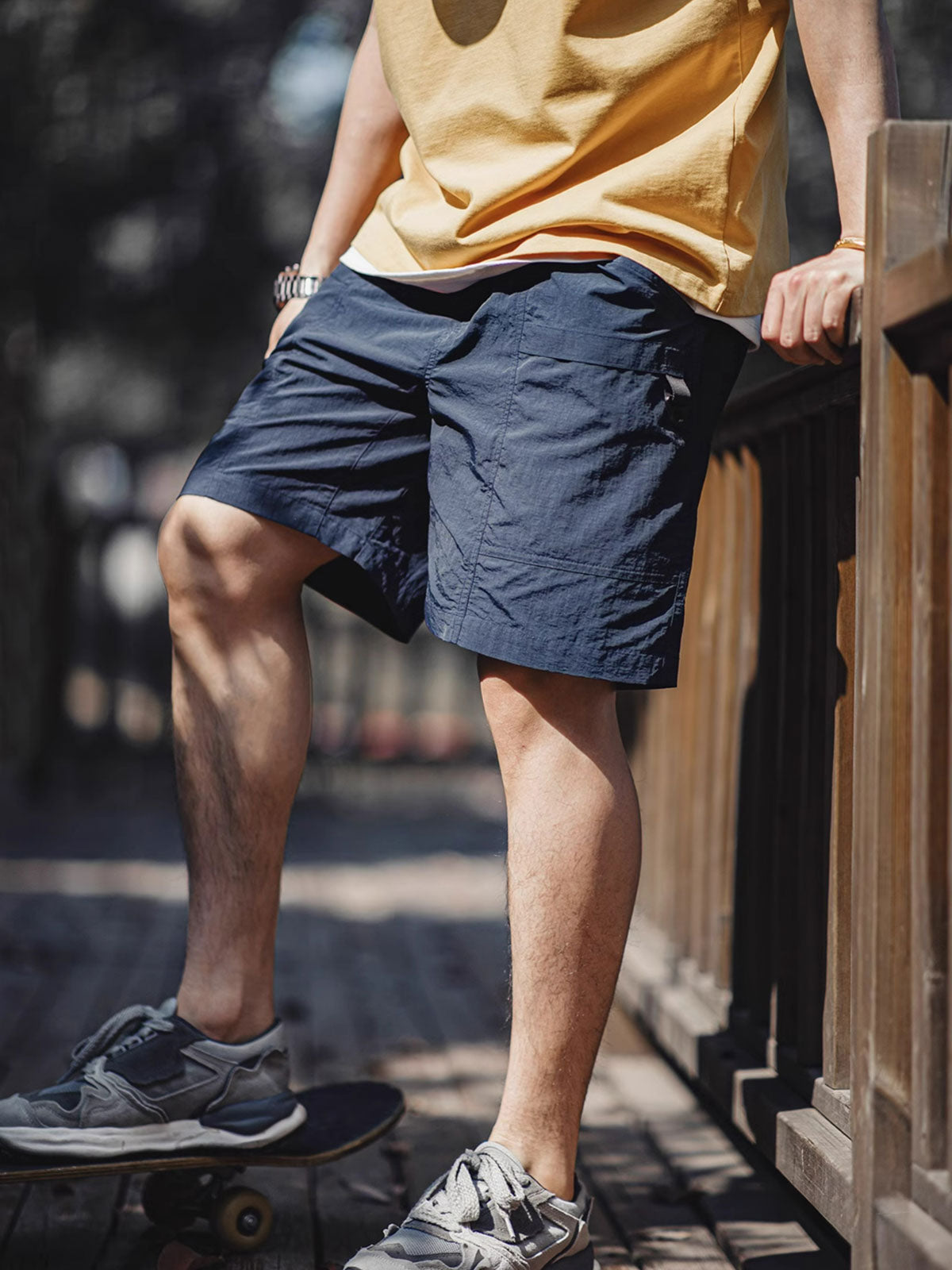 モデルが着用したアメリカンレトロ大きめポケット防水ショーツ