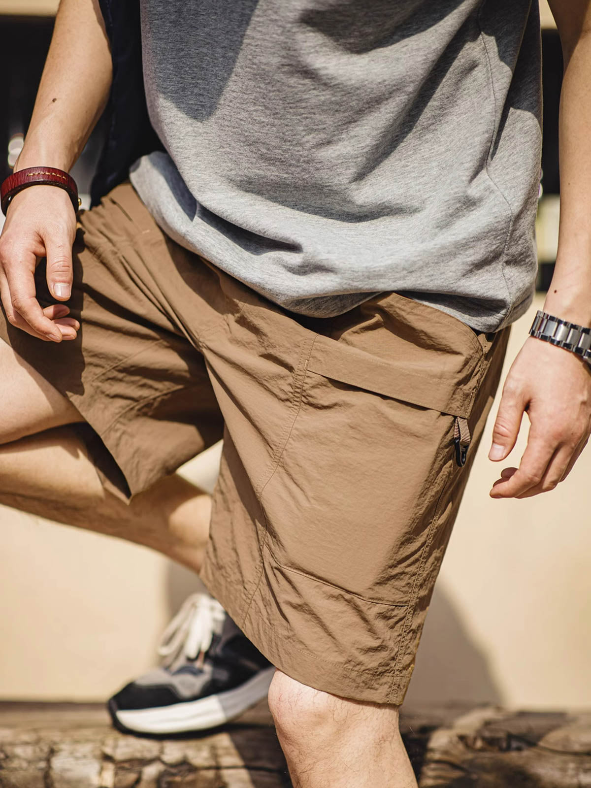 大きめポケットと防水素材の詳細図モデルが着用したアメリカンレトロ大きめポケット防水ショーツ