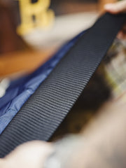 製品画像
「ミッドナイトネイビーのヴィンテージ感あふれる軽量刺繍ワークジャケット正面展示写真。150gナイロン素材とクラシックなフレーザータータンチェック裏地を組み合わせた秋冬の個性的な一着。」
詳細画像
「背面に施された『Hustle is Mentality』スローガンとダイヤモンド型チェーン刺繍のディテール写真。クラシックなデザインと挑戦者の精神を象徴するヴィンテージスタイルのジャケット。」