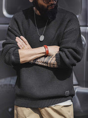 詳細画像: ニットの編み目が立体的に見えるディテール画像。粗い糸で編まれた質感が、ヴィンテージ調の雰囲気を引き出し、耐久性の高さと毛玉の付きにくさを表現。
モデル画像: モデルがヴィンテージ風の重厚な厚手テクスチャーニットセーターを着用している様子。スマイルカーブネックのデザインが映え、ゆったりとしたドロップショルダーで、冬のレイヤードコーディネートにも最適なシルエット。