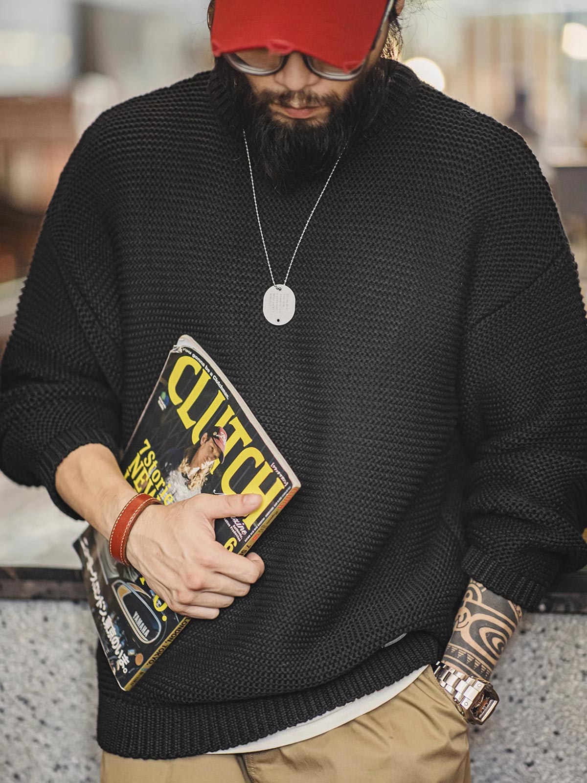 詳細画像: ニットの編み目が立体的に見えるディテール画像。粗い糸で編まれた質感が、ヴィンテージ調の雰囲気を引き出し、耐久性の高さと毛玉の付きにくさを表現。
モデル画像: モデルがヴィンテージ風の重厚な厚手テクスチャーニットセーターを着用している様子。スマイルカーブネックのデザインが映え、ゆったりとしたドロップショルダーで、冬のレイヤードコーディネートにも最適なシルエット。