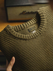 製品画像: ヴィンテージ風の重厚な厚手テクスチャーニットセーター全体像。1000g以上の重量感で、立体的な編み目が施され、冬に適した温かみと存在感が際立つデザイン。
詳細画像: ニットの編み目が立体的に見えるディテール画像。粗い糸で編まれた質感が、ヴィンテージ調の雰囲気を引き出し、耐久性の高さと毛玉の付きにくさを表現。