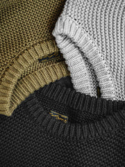 製品画像: ヴィンテージ風の重厚な厚手テクスチャーニットセーター全体像。1000g以上の重量感で、立体的な編み目が施され、冬に適した温かみと存在感が際立つデザイン。
詳細画像: ニットの編み目が立体的に見えるディテール画像。粗い糸で編まれた質感が、ヴィンテージ調の雰囲気を引き出し、耐久性の高さと毛玉の付きにくさを表現。