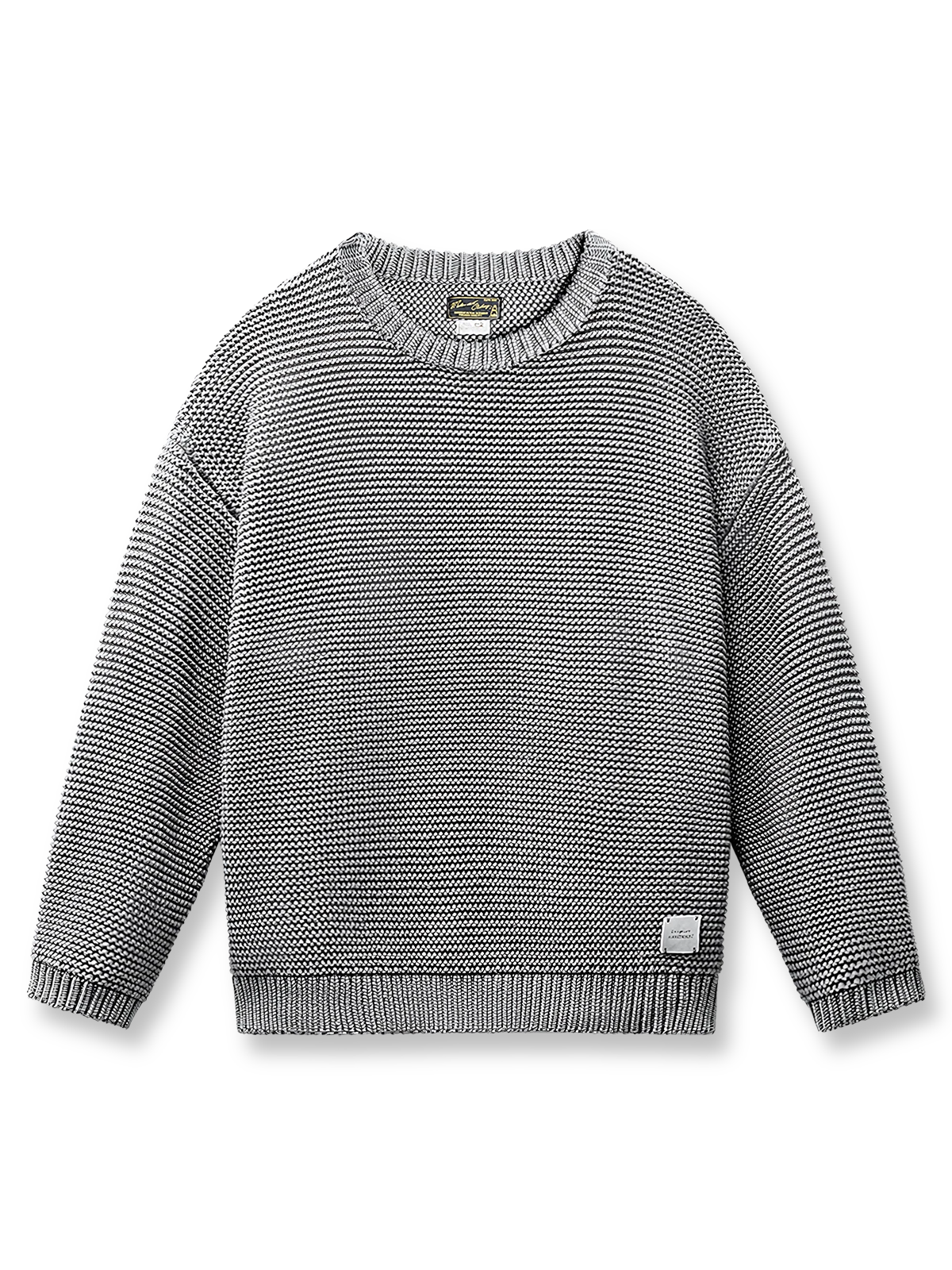 製品画像: ヴィンテージ風の重厚な厚手テクスチャーニットセーター全体像。1000g以上の重量感で、立体的な編み目が施され、冬に適した温かみと存在感が際立つデザイン。
詳細画像: ニットの編み目が立体的に見えるディテール画像。粗い糸で編まれた質感が、ヴィンテージ調の雰囲気を引き出し、耐久性の高さと毛玉の付きにくさを表現。