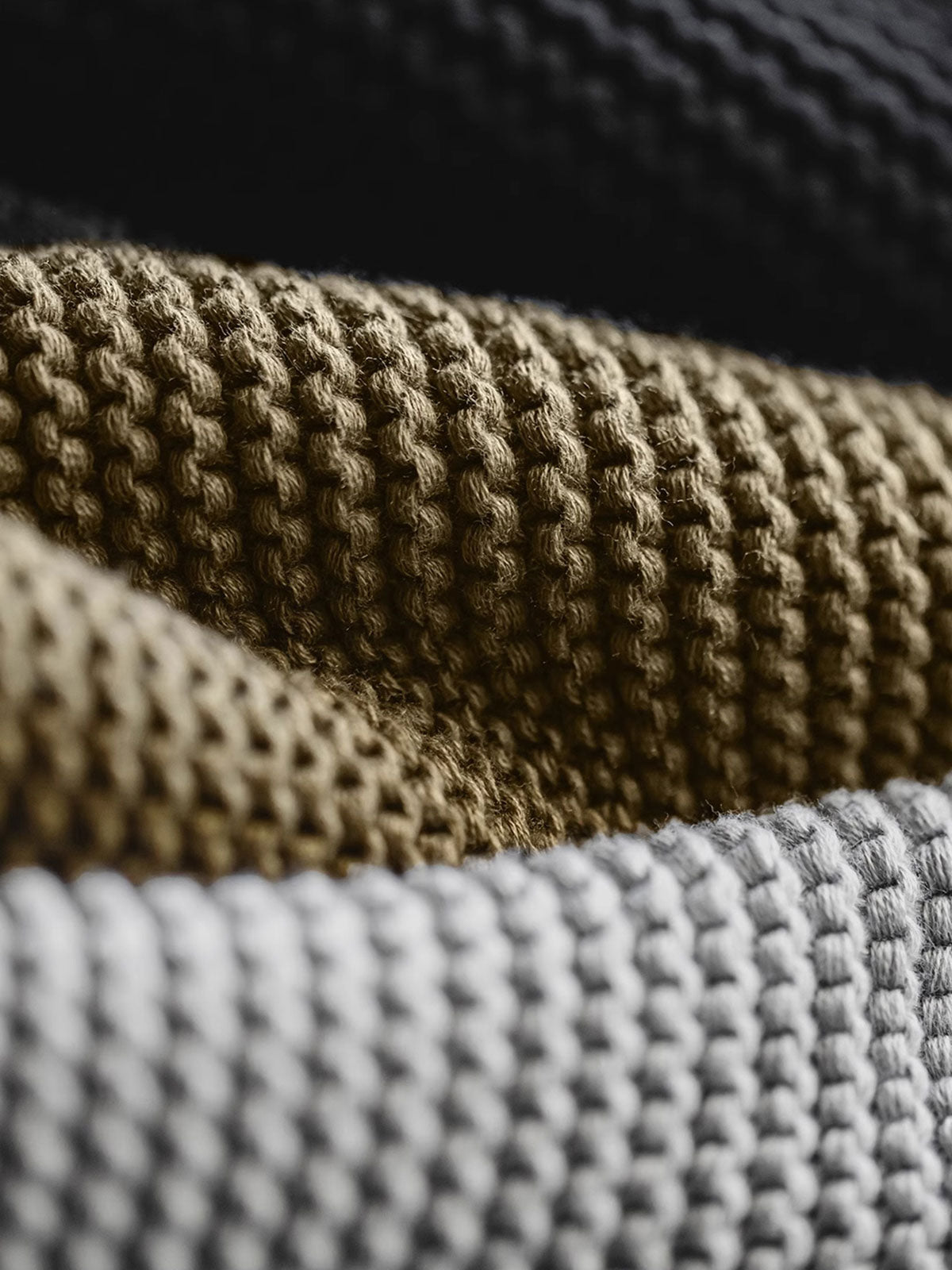 製品画像: ヴィンテージ風の重厚な厚手テクスチャーニットセーター全体像。1000g以上の重量感で、立体的な編み目が施され、冬に適した温かみと存在感が際立つデザイン。
詳細画像: ニットの編み目が立体的に見えるディテール画像。粗い糸で編まれた質感が、ヴィンテージ調の雰囲気を引き出し、耐久性の高さと毛玉の付きにくさを表現。