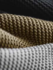 製品画像: ヴィンテージ風の重厚な厚手テクスチャーニットセーター全体像。1000g以上の重量感で、立体的な編み目が施され、冬に適した温かみと存在感が際立つデザイン。
詳細画像: ニットの編み目が立体的に見えるディテール画像。粗い糸で編まれた質感が、ヴィンテージ調の雰囲気を引き出し、耐久性の高さと毛玉の付きにくさを表現。