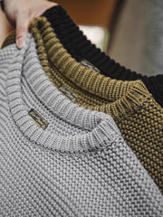 製品画像: ヴィンテージ風の重厚な厚手テクスチャーニットセーター全体像。1000g以上の重量感で、立体的な編み目が施され、冬に適した温かみと存在感が際立つデザイン。
詳細画像: ニットの編み目が立体的に見えるディテール画像。粗い糸で編まれた質感が、ヴィンテージ調の雰囲気を引き出し、耐久性の高さと毛玉の付きにくさを表現。