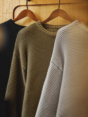 製品画像: ヴィンテージ風の重厚な厚手テクスチャーニットセーター全体像。1000g以上の重量感で、立体的な編み目が施され、冬に適した温かみと存在感が際立つデザイン。
詳細画像: ニットの編み目が立体的に見えるディテール画像。粗い糸で編まれた質感が、ヴィンテージ調の雰囲気を引き出し、耐久性の高さと毛玉の付きにくさを表現。