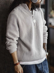 詳細画像: ハーフジップと縦リブの珠編みテクスチャーのディテール表示。しっかりとした編み地が立体感を生み、ヴィンテージ感が引き立つ仕上がり。
モデル画像: モデル着用のヴィンテージスタイルのニットセーター。レイヤードにも一枚でも楽しめる、クラシックな着こなし。