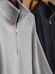 製品画像: アメリカンヴィンテージ風ハーフジップスタンドカラーニット全体表示。縦リブの珠編みデザインと柔らかな触感が特徴で、秋冬にぴったりのデザイン。
詳細画像: ハーフジップと縦リブの珠編みテクスチャーのディテール表示。しっかりとした編み地が立体感を生み、ヴィンテージ感が引き立つ仕上がり。