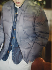 詳細画像
ダウンジャケットのディテール、90%ホワイトダックダウンと4層ダウンロック工法のクローズアップ、優れた保温性を示す画像。
モデル画像
モデルが90%ホワイトダックダウン軽量ダウンジャケットを着用したスタイリング、通勤やアウトドアシーンにぴったりなコーディネート。