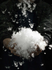 製品画像
90%ホワイトダックダウン軽量ダウンジャケット全体展示、シャツ型デザインでシンプルでスタイリッシュな外観を強調した画像。
詳細画像
ダウンジャケットのディテール、90%ホワイトダックダウンと4層ダウンロック工法のクローズアップ、優れた保温性を示す画像。