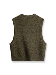 製品画像: アメカジレトロ風モスグリーンVネックニットベストのフロントビュー。柔らかいウール混素材で、秋冬の重ね着風スタイルに最適
詳細画像: 爪型木製ボタンとリブデザインのディテール。レトロなアクセントが魅力のVネックニットベスト