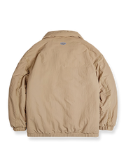 製品画像: レトロ風テーラード襟厚手中綿ジャケットのフロントビュー。防風・防寒機能付きの秋冬用アウター
詳細画像: ブロンズカラーのジッパーとテーラード襟のディテール。スタンドカラーとリフレクター付きロゴで機能性を強化