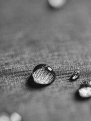 防水加工された素材とダウン封じ技術のディテール