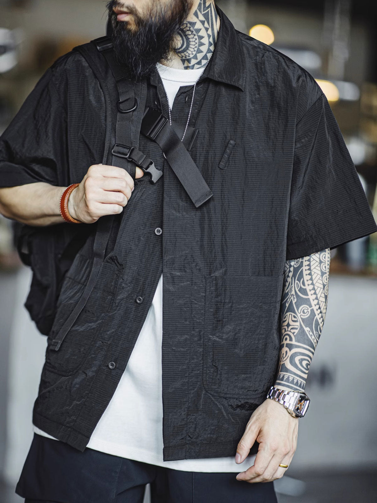 モデル画像:モデルがヴィンテージ軽量機能性薄手半袖シャツを着用