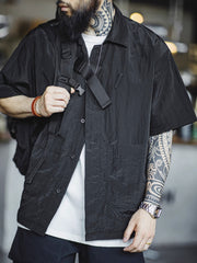 モデル画像:モデルがヴィンテージ軽量機能性薄手半袖シャツを着用