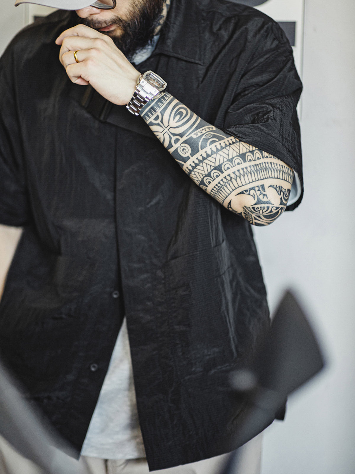 モデル画像:モデルがヴィンテージ軽量機能性薄手半袖シャツを着用