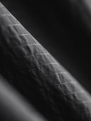 斜めボタンとサイドポケットのディテール