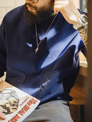 詳細画像
「アウトドアスタイルを取り入れた斜め配置のパッチポケットと、冷気の侵入を防ぐリブ袖口のディテール写真。高密度ウール混素材の質感と実用的なデザインが際立つスウェット。」
モデル画像
「モデルがネイビーのウール混クルーネックスウェットを着用し、保温性とアウトドアテイストを活かしたカジュアルな秋冬スタイルを披露している写真。」