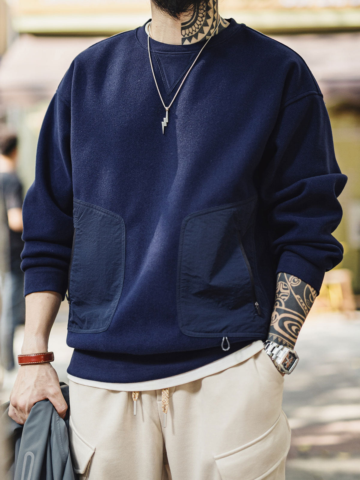 詳細画像
「アウトドアスタイルを取り入れた斜め配置のパッチポケットと、冷気の侵入を防ぐリブ袖口のディテール写真。高密度ウール混素材の質感と実用的なデザインが際立つスウェット。」
モデル画像
「モデルがネイビーのウール混クルーネックスウェットを着用し、保温性とアウトドアテイストを活かしたカジュアルな秋冬スタイルを披露している写真。」