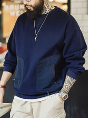 詳細画像
「アウトドアスタイルを取り入れた斜め配置のパッチポケットと、冷気の侵入を防ぐリブ袖口のディテール写真。高密度ウール混素材の質感と実用的なデザインが際立つスウェット。」
モデル画像
「モデルがネイビーのウール混クルーネックスウェットを着用し、保温性とアウトドアテイストを活かしたカジュアルな秋冬スタイルを披露している写真。」