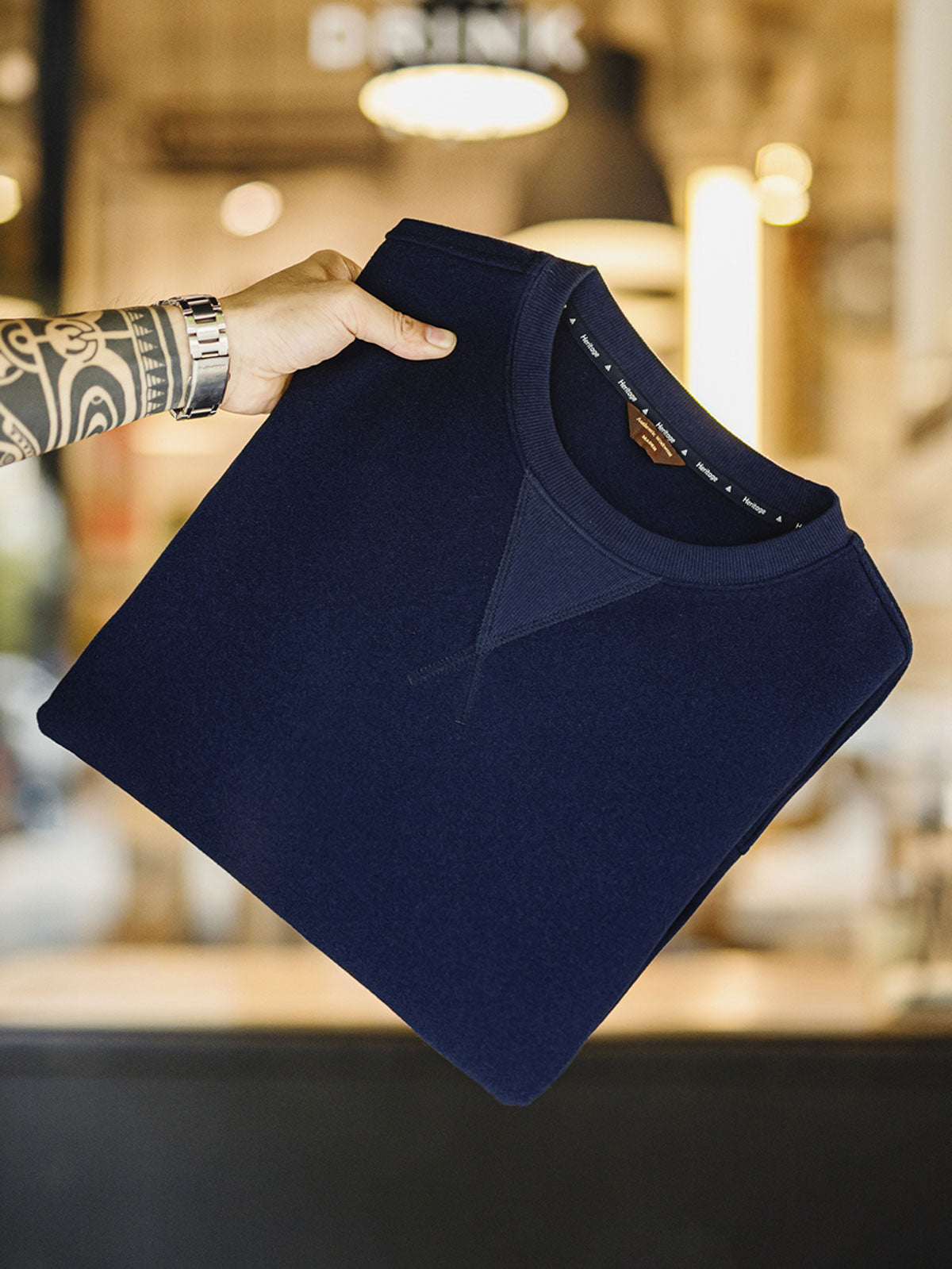 製品画像
「アメリカンヴィンテージ風デザインのウール混クルーネックスウェット全体展示写真。450~460g/m²のヘビーメルトン風ウール混素材を採用し、保温性と実用性を兼ね備えたネイビーカラーの秋冬に最適な一着。」
詳細画像
「アウトドアスタイルを取り入れた斜め配置のパッチポケットと、冷気の侵入を防ぐリブ袖口のディテール写真。高密度ウール混素材の質感と実用的なデザインが際立つスウェット。」