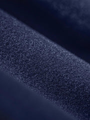 製品画像
「アメリカンヴィンテージ風デザインのウール混クルーネックスウェット全体展示写真。450~460g/m²のヘビーメルトン風ウール混素材を採用し、保温性と実用性を兼ね備えたネイビーカラーの秋冬に最適な一着。」
詳細画像
「アウトドアスタイルを取り入れた斜め配置のパッチポケットと、冷気の侵入を防ぐリブ袖口のディテール写真。高密度ウール混素材の質感と実用的なデザインが際立つスウェット。」