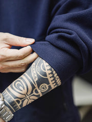 詳細画像
「アウトドアスタイルを取り入れた斜め配置のパッチポケットと、冷気の侵入を防ぐリブ袖口のディテール写真。高密度ウール混素材の質感と実用的なデザインが際立つスウェット。」
モデル画像
「モデルがネイビーのウール混クルーネックスウェットを着用し、保温性とアウトドアテイストを活かしたカジュアルな秋冬スタイルを披露している写真。」