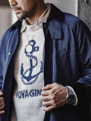 詳細画像:イギリスチェックの裏地と黒のコーデュロイラペルのディテール展示。クラシックなアクセントがコート全体に深いインプレッションをもたらす。
モデル画像:モデルがオーバーサイズのレトロハンティング風コートを着用し、袖口を巻き上げたスタイル。ブーツと合わせてアメリカンワークテイストを演出。