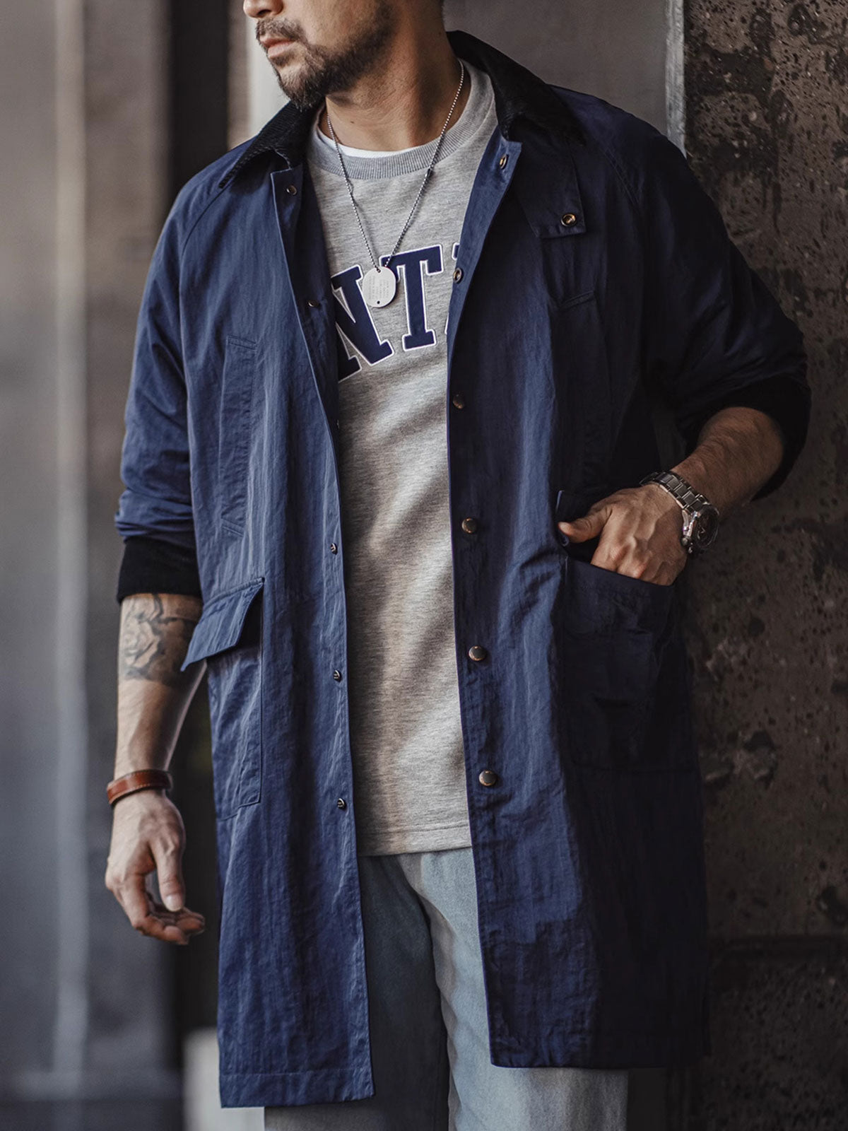 詳細画像:イギリスチェックの裏地と黒のコーデュロイラペルのディテール展示。クラシックなアクセントがコート全体に深いインプレッションをもたらす。
モデル画像:モデルがオーバーサイズのレトロハンティング風コートを着用し、袖口を巻き上げたスタイル。ブーツと合わせてアメリカンワークテイストを演出。