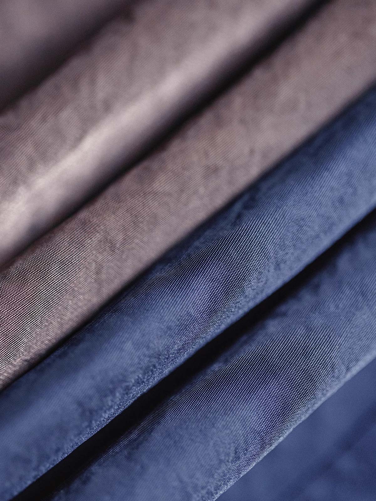 製品画像:アメリカンレトロスタイルのゆったりとしたハンティング風コートの正面展示図。80年代のハンティング要素を取り入れ、現代のファッションに合わせたオーバーサイズデザインが特徴。
詳細画像:イギリスチェックの裏地と黒のコーデュロイラペルのディテール展示。クラシックなアクセントがコート全体に深いインプレッションをもたらす。