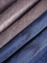 製品画像:アメリカンレトロスタイルのゆったりとしたハンティング風コートの正面展示図。80年代のハンティング要素を取り入れ、現代のファッションに合わせたオーバーサイズデザインが特徴。
詳細画像:イギリスチェックの裏地と黒のコーデュロイラペルのディテール展示。クラシックなアクセントがコート全体に深いインプレッションをもたらす。