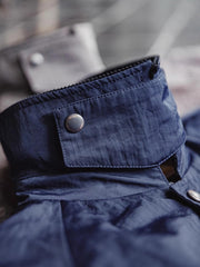 製品画像:アメリカンレトロスタイルのゆったりとしたハンティング風コートの正面展示図。80年代のハンティング要素を取り入れ、現代のファッションに合わせたオーバーサイズデザインが特徴。
詳細画像:イギリスチェックの裏地と黒のコーデュロイラペルのディテール展示。クラシックなアクセントがコート全体に深いインプレッションをもたらす。