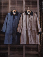 製品画像:アメリカンレトロスタイルのゆったりとしたハンティング風コートの正面展示図。80年代のハンティング要素を取り入れ、現代のファッションに合わせたオーバーサイズデザインが特徴。
詳細画像:イギリスチェックの裏地と黒のコーデュロイラペルのディテール展示。クラシックなアクセントがコート全体に深いインプレッションをもたらす。