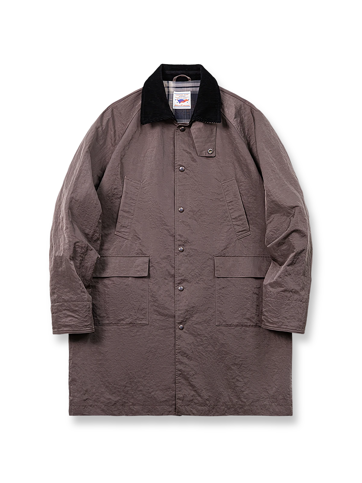 製品画像:アメリカンレトロスタイルのゆったりとしたハンティング風コートの正面展示図。80年代のハンティング要素を取り入れ、現代のファッションに合わせたオーバーサイズデザインが特徴。
詳細画像:イギリスチェックの裏地と黒のコーデュロイラペルのディテール展示。クラシックなアクセントがコート全体に深いインプレッションをもたらす。