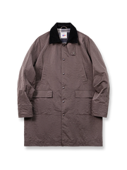 製品画像:アメリカンレトロスタイルのゆったりとしたハンティング風コートの正面展示図。80年代のハンティング要素を取り入れ、現代のファッションに合わせたオーバーサイズデザインが特徴。
詳細画像:イギリスチェックの裏地と黒のコーデュロイラペルのディテール展示。クラシックなアクセントがコート全体に深いインプレッションをもたらす。