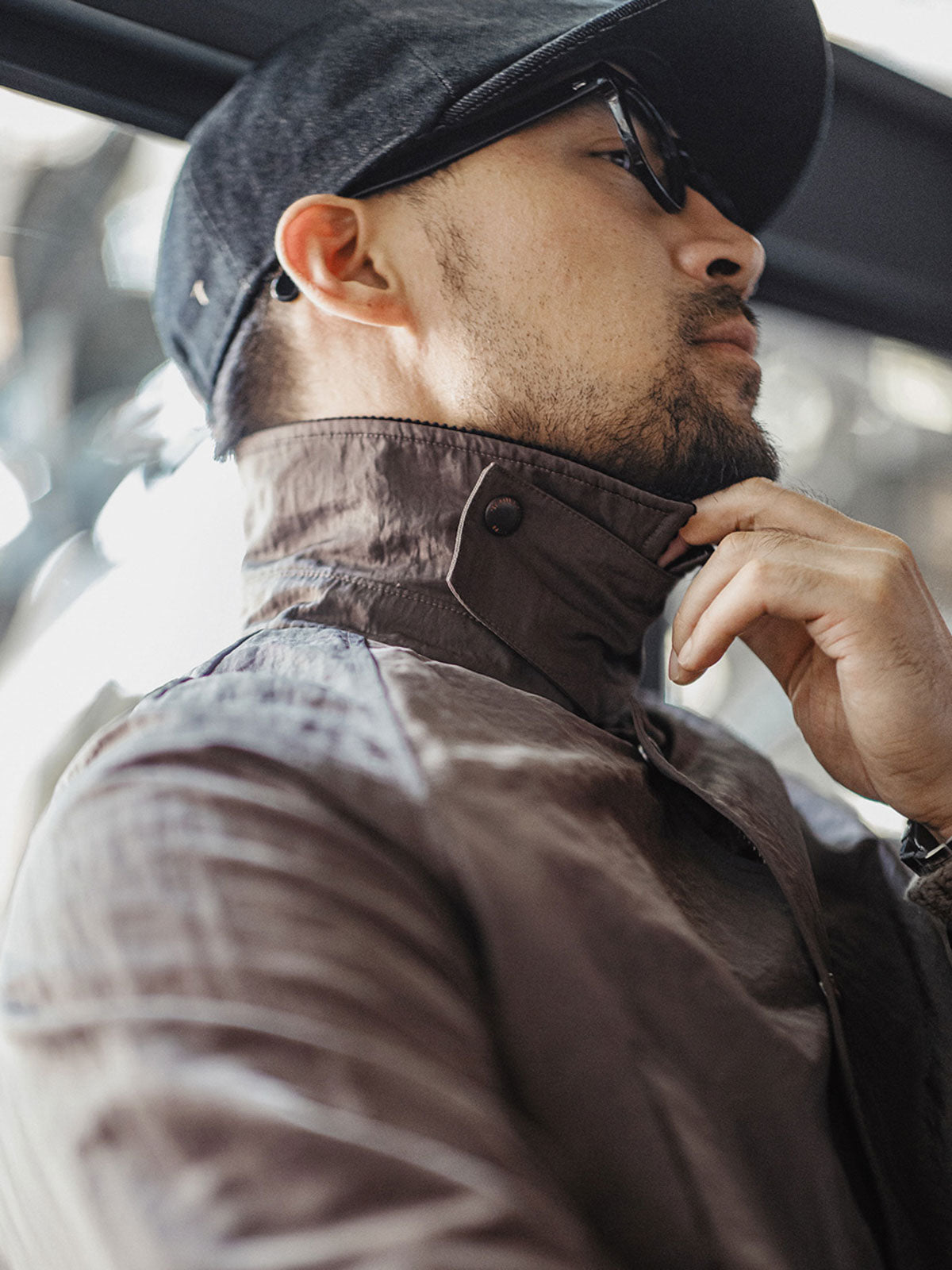 詳細画像:イギリスチェックの裏地と黒のコーデュロイラペルのディテール展示。クラシックなアクセントがコート全体に深いインプレッションをもたらす。
モデル画像:モデルがオーバーサイズのレトロハンティング風コートを着用し、袖口を巻き上げたスタイル。ブーツと合わせてアメリカンワークテイストを演出。