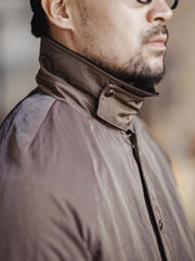 詳細画像:イギリスチェックの裏地と黒のコーデュロイラペルのディテール展示。クラシックなアクセントがコート全体に深いインプレッションをもたらす。
モデル画像:モデルがオーバーサイズのレトロハンティング風コートを着用し、袖口を巻き上げたスタイル。ブーツと合わせてアメリカンワークテイストを演出。