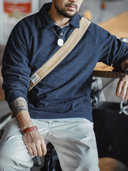 フリーススウェットのルーズフィットスタイルを着用したモデル例