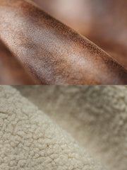 製品画像:アメリカンヴィンテージ風ムートンボマージャケットの正面展示。モカブラウンのレザー表面に色落ち加工が施され、クラシックな雰囲気を演出。
詳細画像:七つボタンの前立てと厚手のシープスキン襟のディテールをクローズアップ。ヴィンテージ感と実用性を兼ね備えた仕様。