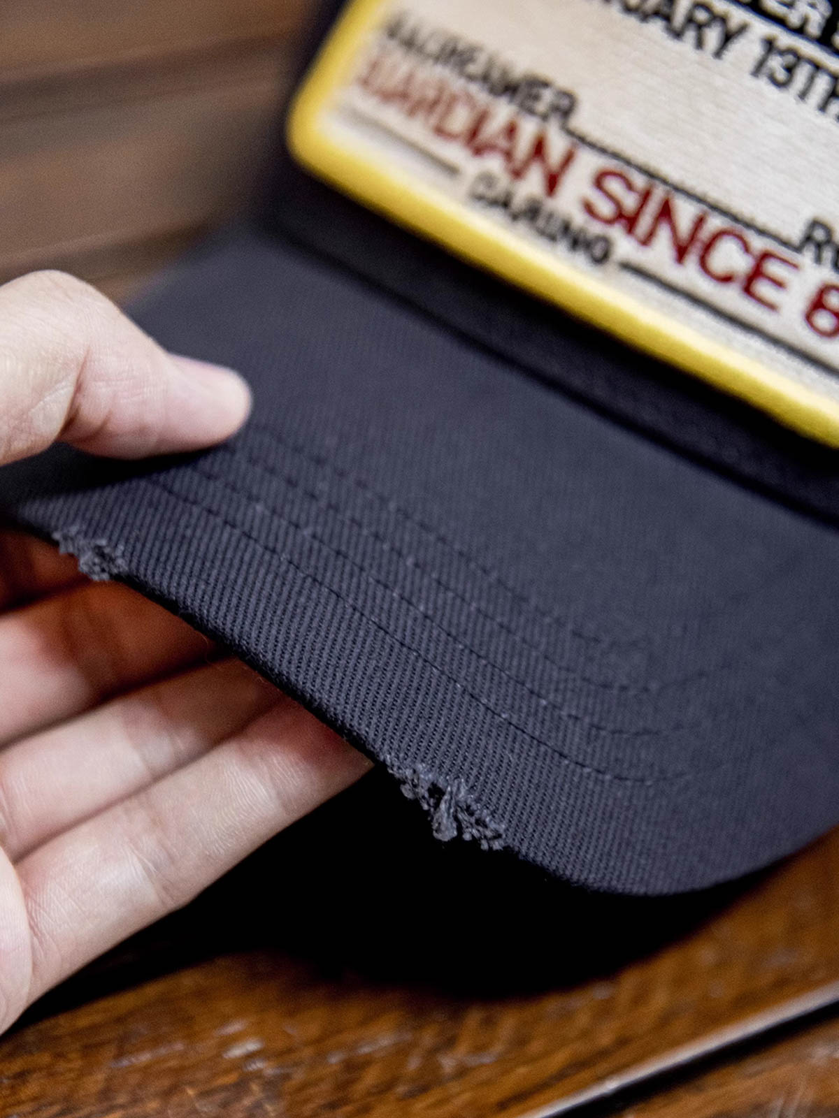 ダメージ加工されたツバとレターパッチの詳細画像