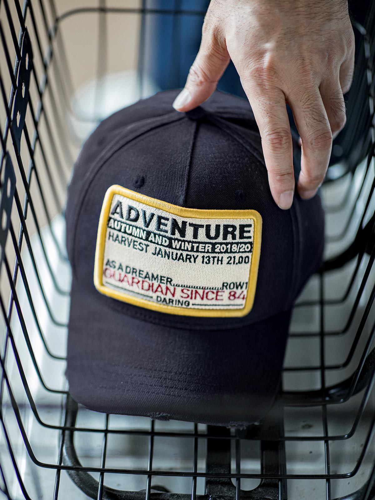 ダメージ加工されたツバとレターパッチの詳細画像