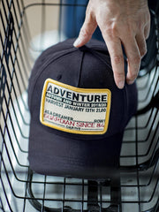 ダメージ加工されたツバとレターパッチの詳細画像