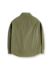 製品画像
ノマドジャーナリストシャツの正面デザイン。1954年ベトナム戦争時のAP通信戦地カメラマンの装備を再現したミリタリーギア風デザインで、3つのフラップ付きポケットと軽量梭織(しょうしょく)生地が特徴的
詳細画像
マットな5本爪スナップボタンと、戦地カメラマンの実用性を考慮して配置された3つのフラップ付きポケットのディテール特写。独自のシワ加工が施され、経年変化を楽しめる仕上がり